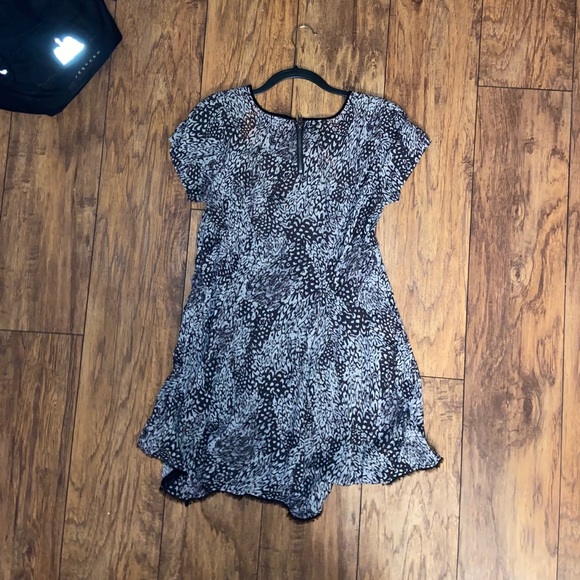 Black and white patterned flowy dress - Picture 2 of 3